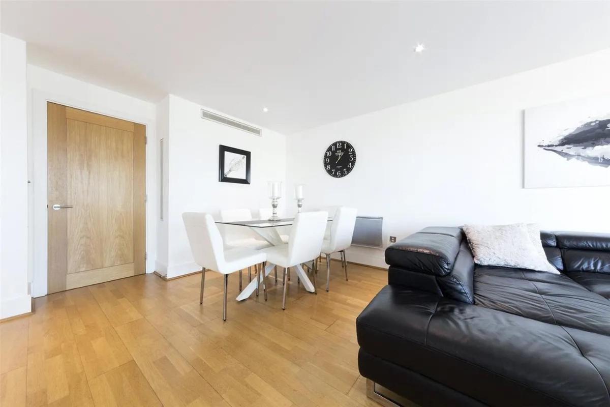 Panoramic Riverside Facing - 2 Bed - 2 Bath - 2 Balconies - In Nine Elms Apartament