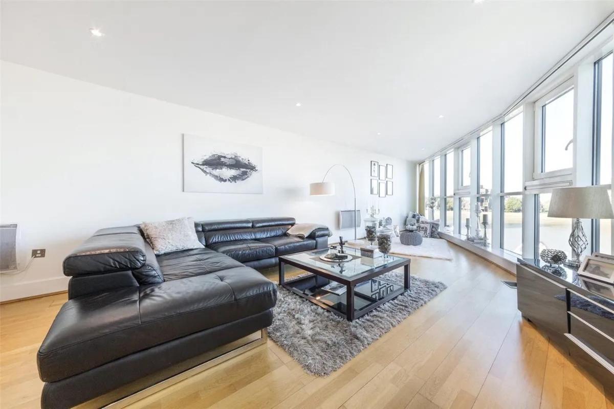 Panoramic Riverside Facing - 2 Bed - 2 Bath - 2 Balconies - In Nine Elms * Londra